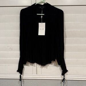 Chic Black Blouse with Elegant Sleeves